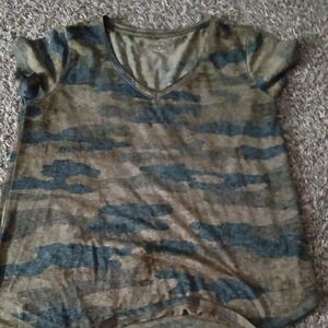 💜 3/$15💜Lucky Brand Green and Black Camo Womens Tee, Size Large💜